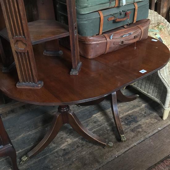 Regency style mahogany dining table(-)